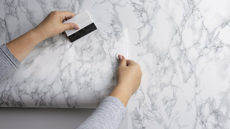Что делать, если разошлись стыки обоев: 5 способов исправить дефекты без переклейки