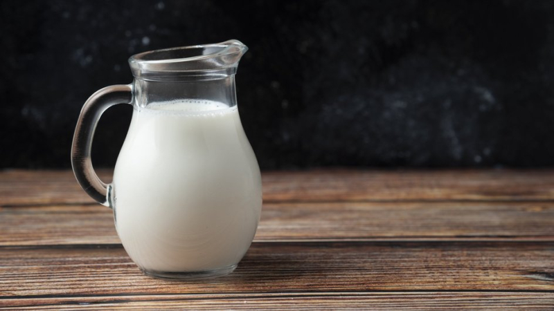 Что можно приготовить из скисшего коровьего молока: 5 вкусных и полезных идей