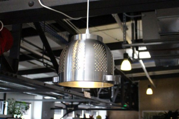 Как я сделал люстру из дуршлака своими руками – делюсь опытом!