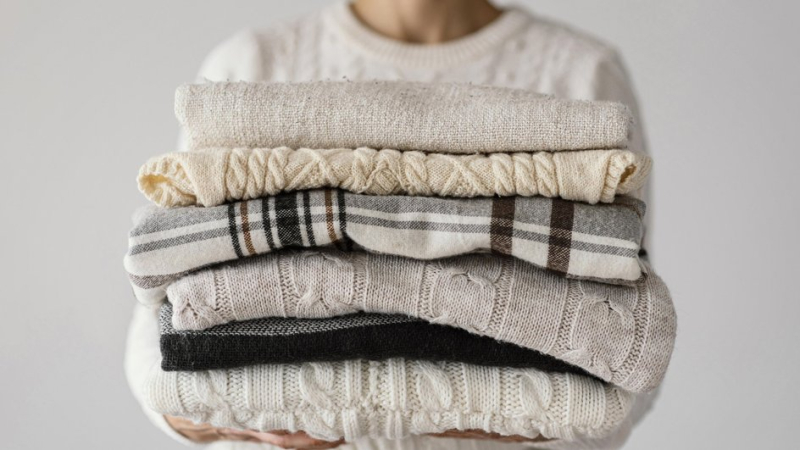 Как постирать свитер так, чтобы остался мягким и нежным: лайфхаки по уходу за шерстяными вещами