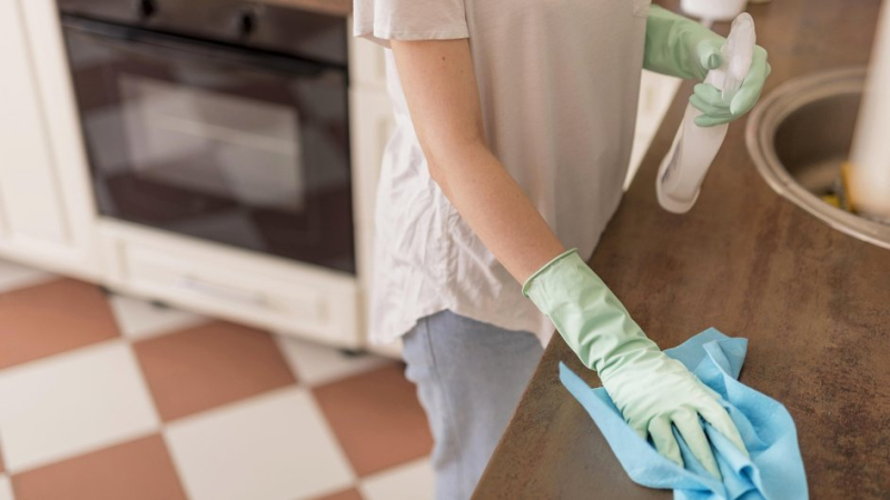 Как продлить жизнь кухонной столешнице: 5 ошибок в уходе, которые быстро испортят ее внешний вид