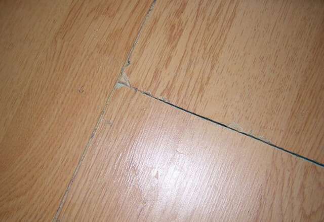 Как убрать щель в ламинате, не разбирая его: простой способ