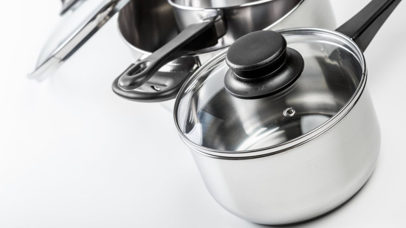 Кастрюли заблестят как новые: бюджетное средство для избавления от жира и нагара