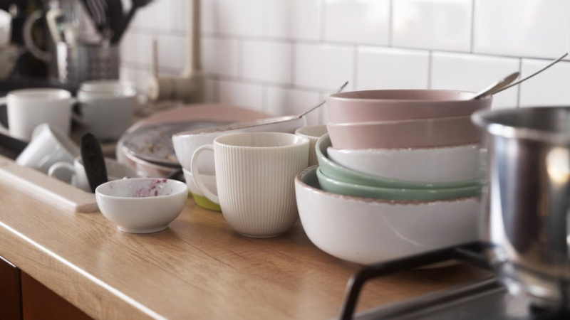 Кухонные суеверия: что предвещают рассыпанная соль, скрещенные ножи и грязная посуда