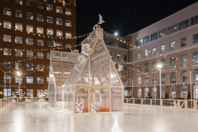 Маша Кунякина создала сказочный домик для катка в Москве