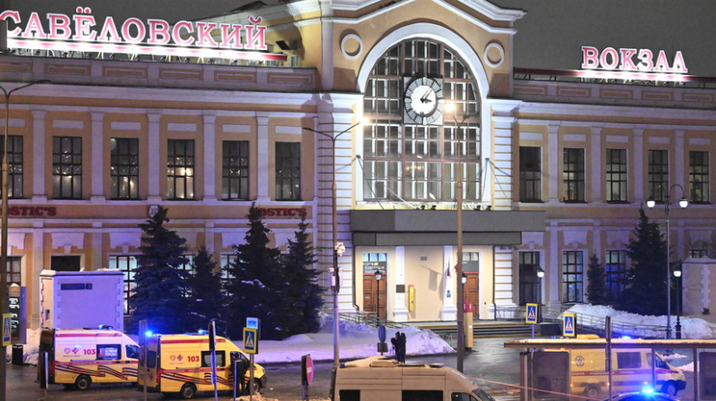 Один полицейский погиб, двое пострадали: что известно о взрыве у Савёловского вокзала в Москве