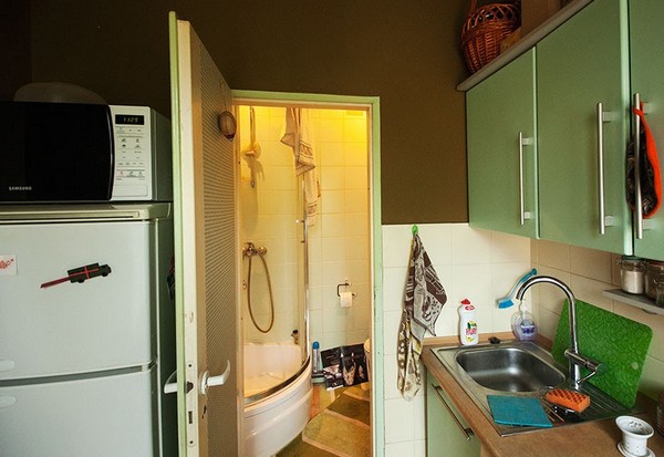 Почему в хрущевках санузел расположен рядом с кухней?