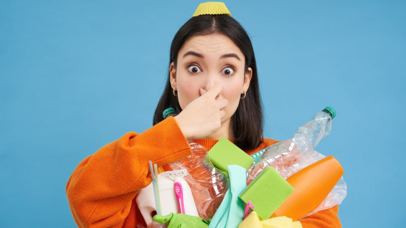 Посторонние ароматы больше не проникнут в квартиру: 4 рабочих способа избавиться от соседских запахов