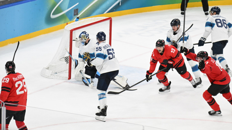 «Позорное удаление»: канадцы снова отскочили на Олимпиаде, а полька залила кровью лёд