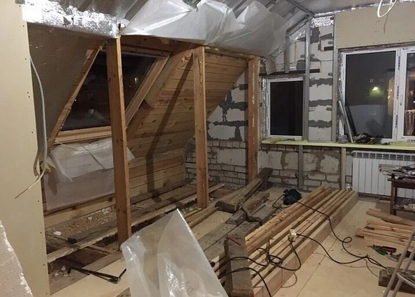 Сделали уютную спальню из старого чердака: до/после