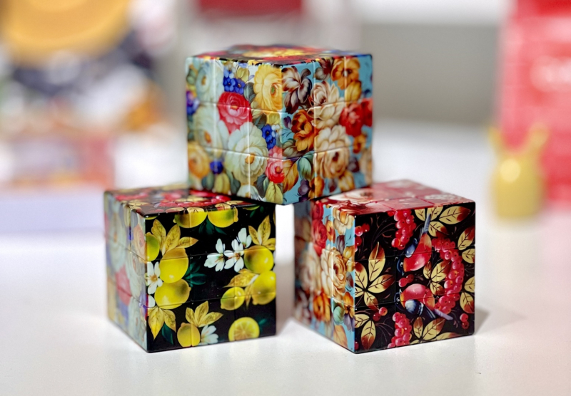 Свежее прочтение кубика Рубика в коллаборации Жостовской фабрики и Friend Function