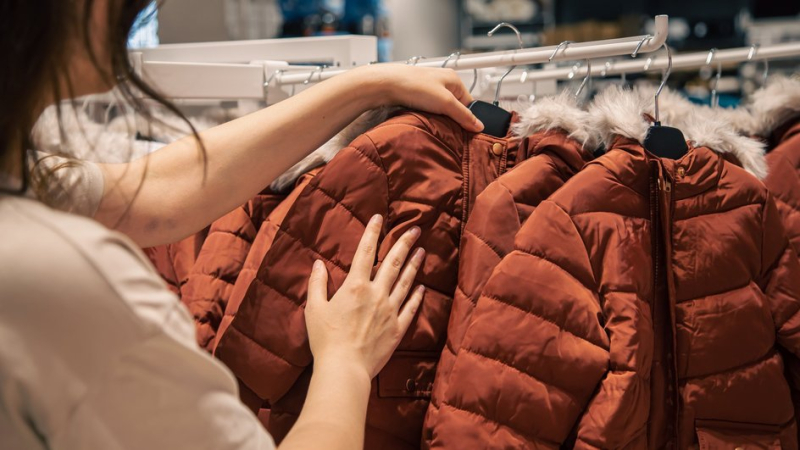 Топ-5 способов быстро вернуть объем пуховику, если наполнитель сбился в комки после стирки