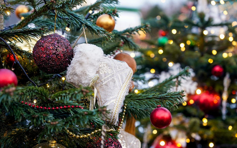 Тренды украшений на Новый год — 2026: сказки, винтаж и световые