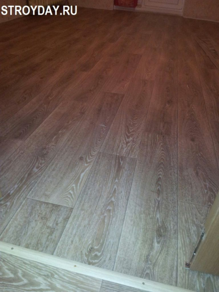 Выравнивание пола и настил линолеума в сталинке своими руками: пошаговая инструкция