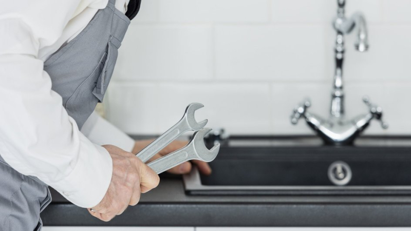 Забьется намертво: 5 предметов, которые нельзя смывать в раковину или унитаз