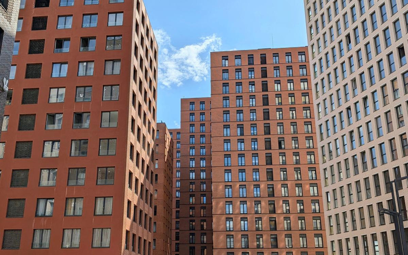 Аналитики оценили снижение продаж новостроек в России за год