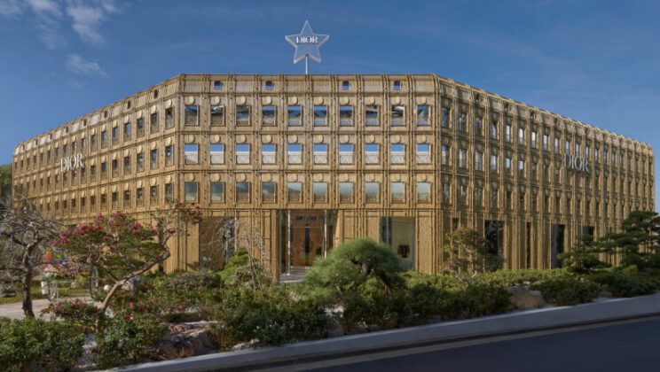 Фасад нового концепт-стора Dior в Токио отсылает к бамбуковым лесам