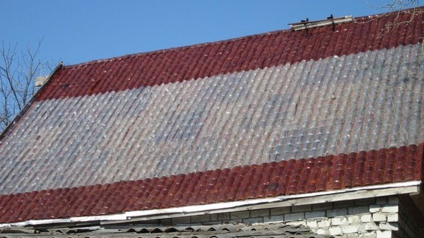 Голь на выдумку хитра: как сделать черепицу на пристройке из пластиковых бутылок