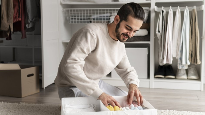 Хватит это хранить: 5 категорий вещей, которым не место в вашем платяном шкафу