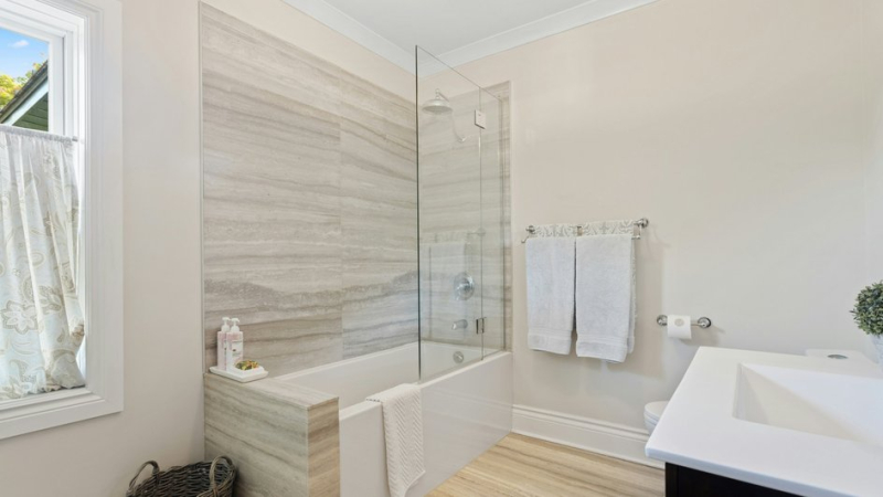 Идеальный потолок для ванной комнаты: 5 популярных материалов для отделки помещения