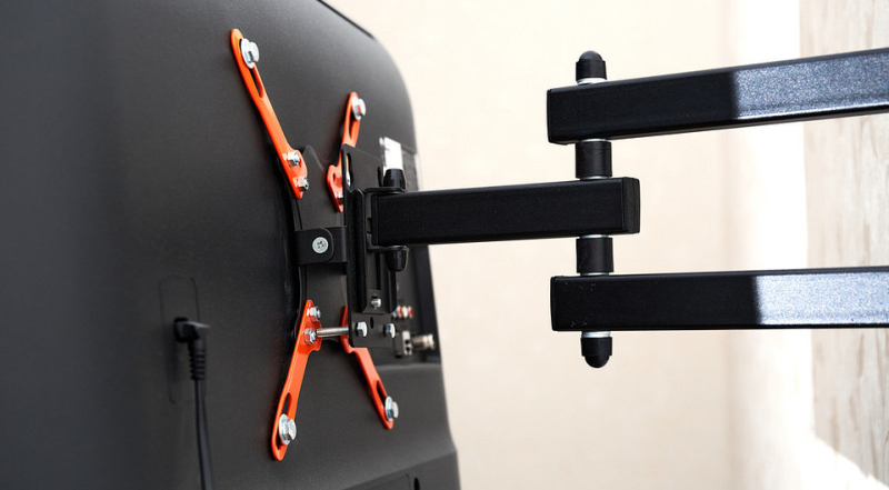 Как снять телевизор с кронштейна: все способы