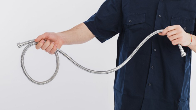 Как убрать известковый налет с сантехники: простой способ вернуть чистоту душевому шлангу и лейке