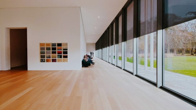 Не губите ламинат: почему нельзя использовать средства для паркета при уборке