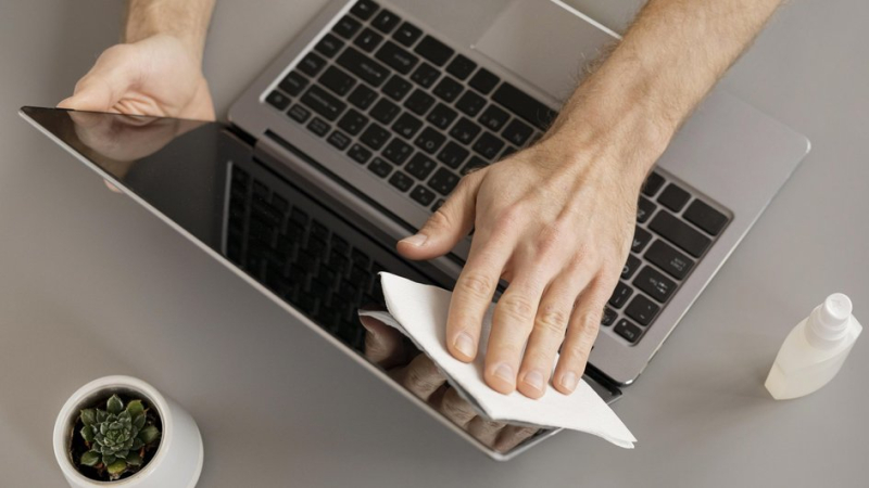 Не надо так делать: ошибки при очистке экрана телевизора или ноутбука от пыли, которые приводят к поломкам