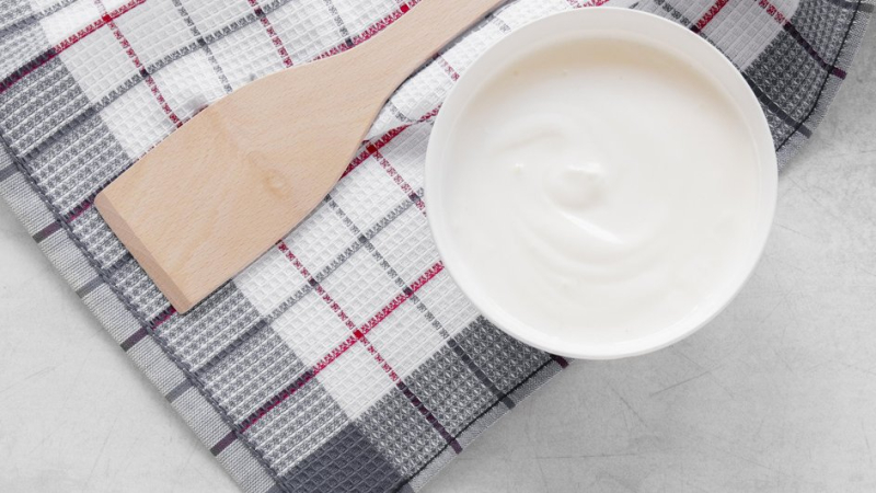 Палитра для красок, мини-парники и еще 3 способа использования пластиковых крышек от сметаны