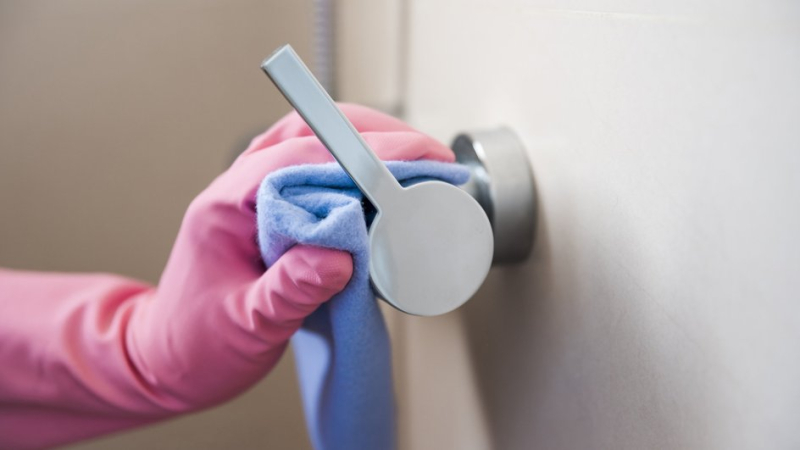 Ржавые пятна исчезнут без следа: бюджетное решение против коррозии на кране и раковине