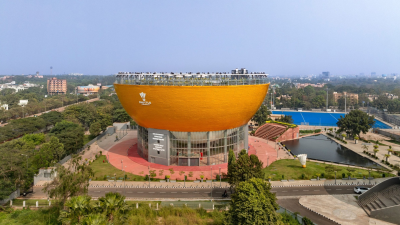 Студия Archohm построила академию бадминтона в форме волана в Индии