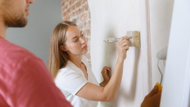 Топ-5 распространенных ошибок при покраске стен, которые превращают ремонт в разочарование