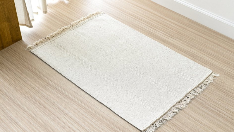 Укрощение строптивого ковра: простые хитрости, которые не дадут изделию скользить по полу