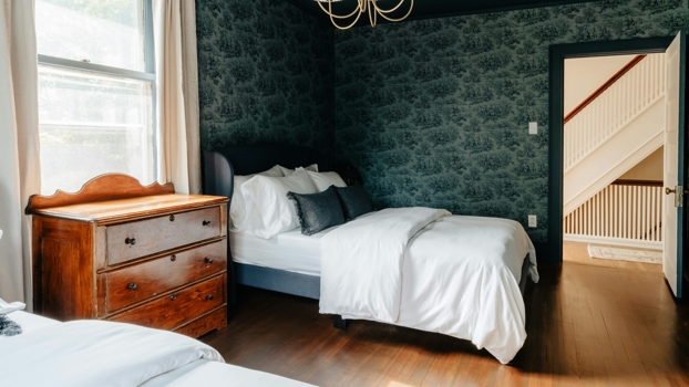 Обои снова в тренде: какие принты и фактуры выбирают дизайнеры в 2026 — Рамблер/женский