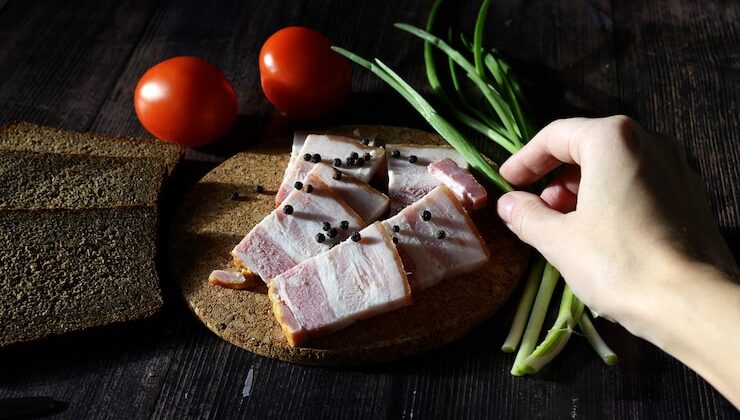 Как засолить сало в луковой шелухе вкусно как копченое